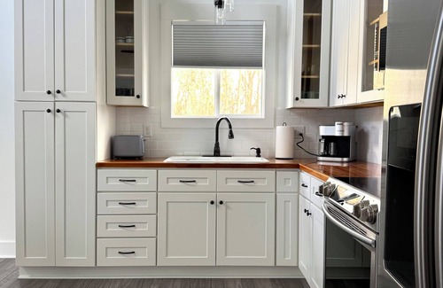 Breaux Bridge House | Bayou Getaway - Charming 1-bedroom house on a pond in tranquil Breaux Bridge, LA