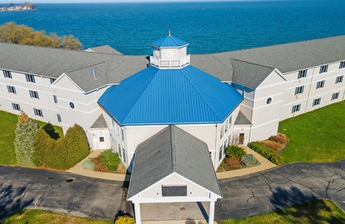 Put-in-Bay Hotel | BayShore Deluxe #218