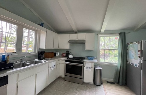 Wellfleet Cottage | Bayside beach bungalow. Charming 3-bedroom cottage in Wellfleet with WiFi, AC