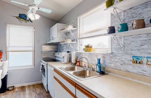 Midtown Ocean City Condo | Bayside condo with water views, balcony, & washer/dryer - walk to beach
