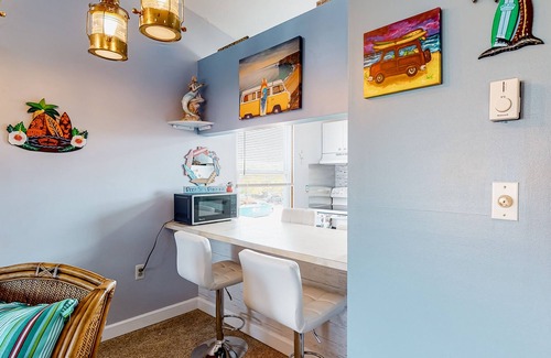 Midtown Ocean City Condo | Bayside condo with water views, balcony, & washer/dryer - walk to beach
