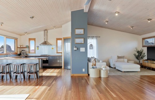 Corinella House | Bayside Oceanview Getaway