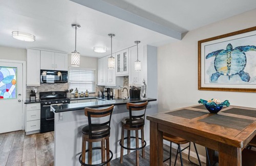 Crown Point Condo | Bayside Villa - 2BR Beach Front Free Parking