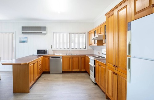 Erowal Bay House | Bayview - Absolute Waterfront with Jetty - 5 Mins to Hyams Beach