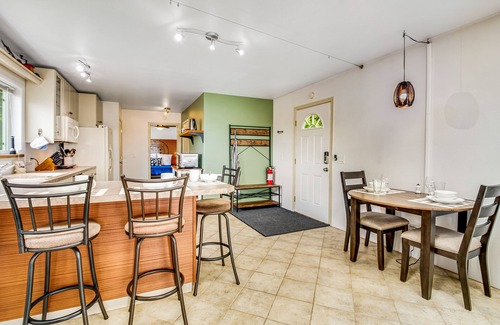 Blaine Apartment | Bayview retreat with fast WiFi, a furnished deck, kitchenette, & washer/dryer
