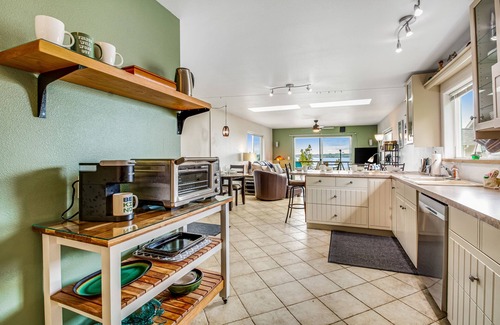 Blaine Apartment | Bayview retreat with fast WiFi, a furnished deck, kitchenette, & washer/dryer