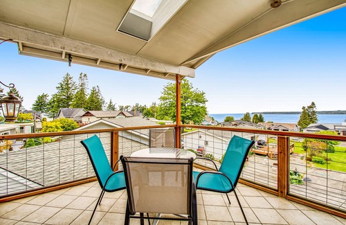 Blaine Apartment | Bayview retreat with fast WiFi, a furnished deck, kitchenette, & washer/dryer