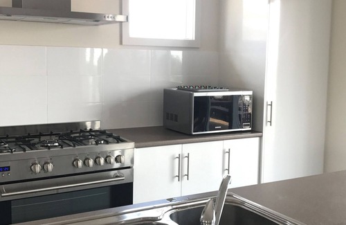 Kingscote House | Baywatch Kingscote - Beachfront get-away