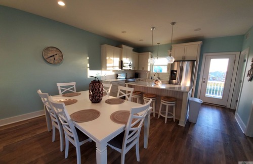 Grand Isle Condo | Baywinds Condo 8: Spacious 3BR waterfront retreat in Grand Isle, LA with boat access.