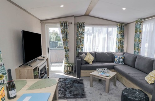 West Heslerton Cottage | BAYWOOD VIEW, pet friendly, with hot tub in Rillington