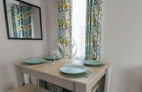 West Heslerton Cottage | BAYWOOD VIEW, pet friendly, with hot tub in Rillington