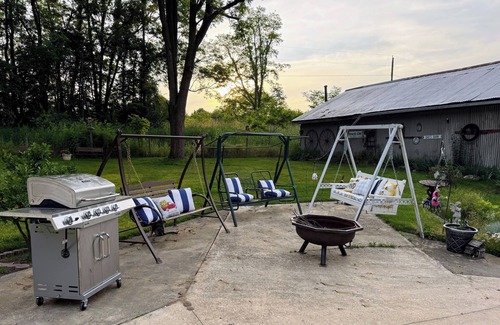 Cassopolis House | BBQ, WIFI, full kitchen, smartTV, firepit, Queen