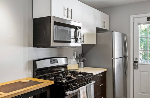 Brookwood Apartment | (BC1bI) Clean, Cozy, Convenient Condo in Buckhead w/Free Parking