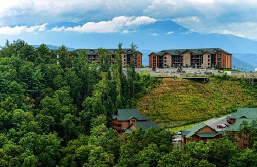 Gatlinburg Resort | BD 1 BA STD-Sleeps 4 WATER PARK MOUNTAIN TOP GATLINBURG 600 SF Pets