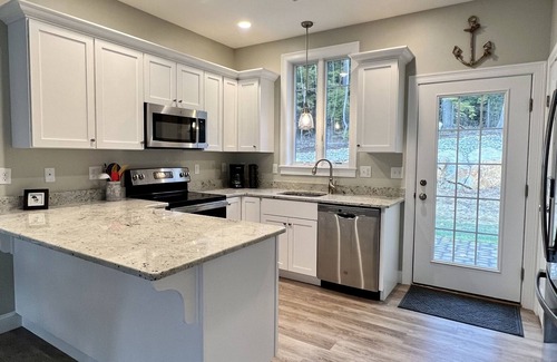 Arundel Cottage | Be close to all the Kennebunks offer!