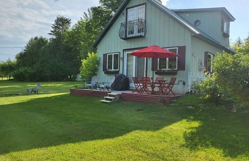 Charlevoix Cottage | Be our guests cottage nClose to Lake Michigan and 10 minutes to Charlevoix.