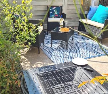 Bournemouth City Centre Apartment | Beach 3 mins walk, 2PM check-in, private garden.