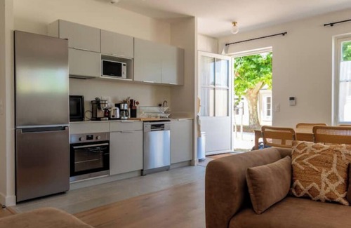 Boyardville Apartment | Beach 50m away - sleeps 8 - top quiet residence