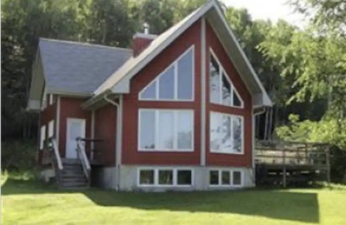 Lac Sainte-Marie Ski Chalet | Beach Access - 3 min to Golf, 5 min to Biking, 2 Kayaks, High Speed Internet