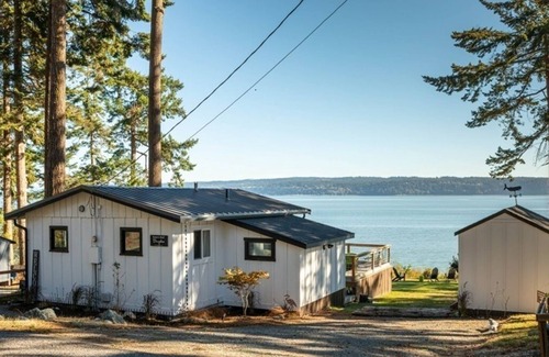 Coupeville House | Beach access, High Bank Waterfront, 2-bedroom bungalow in Coupeville with WiFi