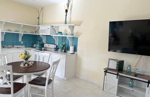 Farmer's Hill House | Beach Access House. With Beach Supplies.