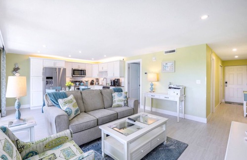 Marco Island Condo | Beach Across the Street! Balcony in the ❤️ of Marco.