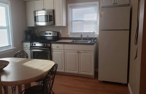 Wildwood Cottage | Beach and Boardwalk 1.5 blocks. Lots of room w/plaza and private porch.