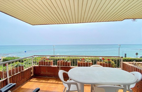 Arenys de Mar Apartment | Beach apartment, in front of the sea!