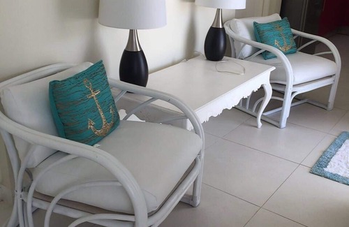 Pos Chiquito Apartment | Beach Apartment steps from mangel halto beach