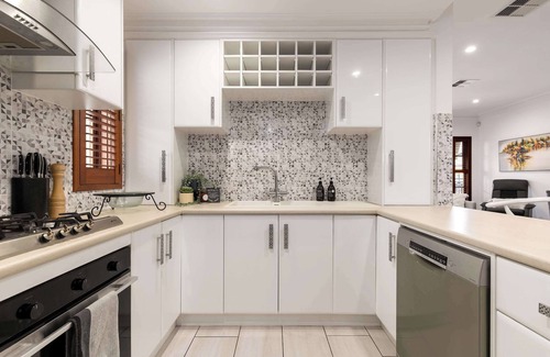 Glenelg North House | Beach & Bay - Modern Family Stay Glenelg North