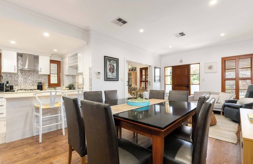 Glenelg North House | Beach & Bay - Modern Family Stay Glenelg North