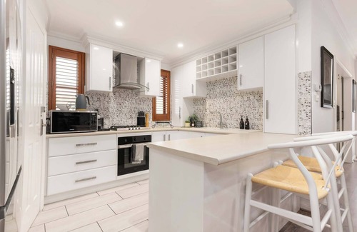 Glenelg North House | Beach & Bay - Modern Family Stay Glenelg North