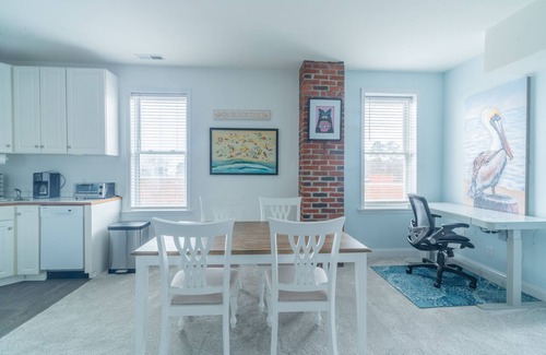 Cape Charles Apartment | Beach, beach, beach in historic Cape Charles. Lovely 2BR Apt1Block from beach