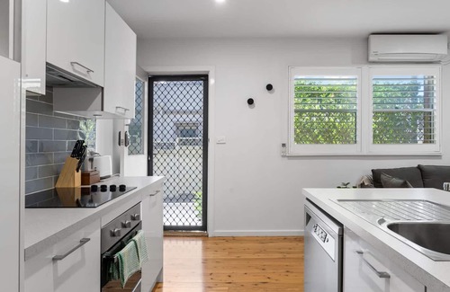 Merewether Apartment | Beach & Brew-Modern 1-Bedroom in Trendy Merewether