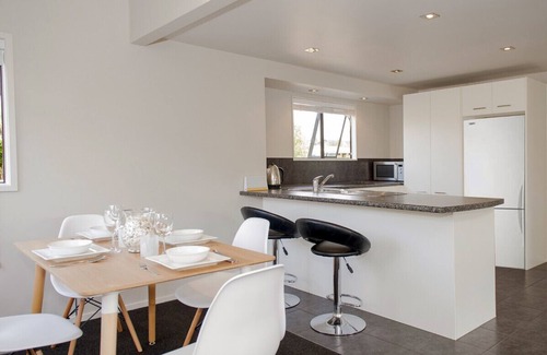 Whangamata Cottage | Beach Central - Whangamata Holiday Home