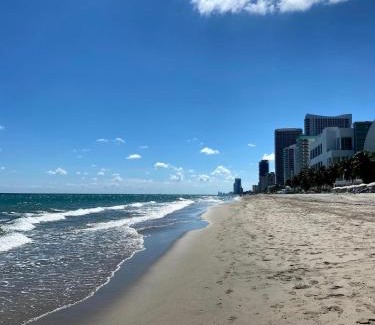 Hollywood South Central Beach Apartment | Beach condo with great views for your worry free vacation in Hollywood FL