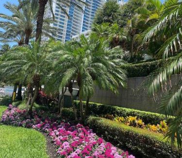 Hollywood South Central Beach Apartment | Beach condo with great views for your worry free vacation in Hollywood FL