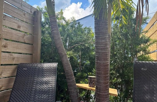 East Fort Lauderdale Cottage | Beach Cottage, 2 Beds + Kitchenette, Free Parking, Walk to Ocean & Dining!