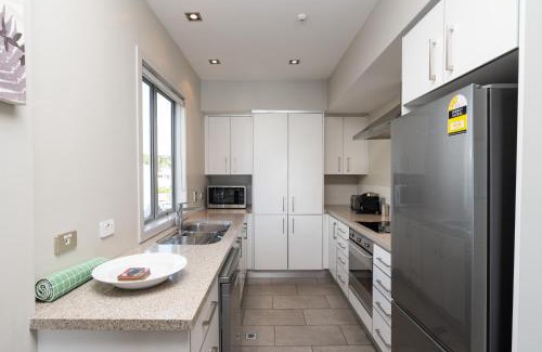 Paihia Apartment | Beach Front 2 Bedroom Apartment