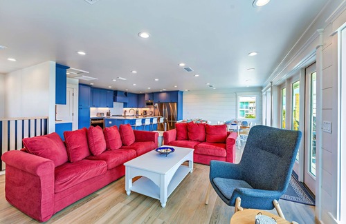 East End House | Beach front access, private pickleball court, pool & hot tub, dog-friendly