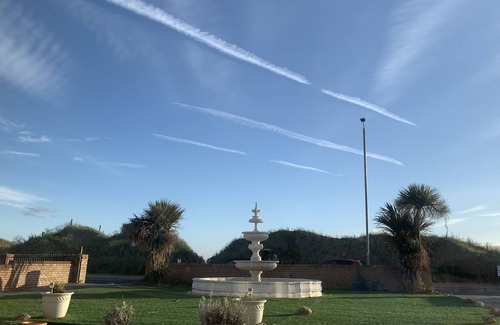 Lytham St. Anne's Apartment | Beach Front Ground Floor Apartment with Free Parking, St Annes On Sea