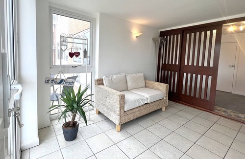 Lytham St. Anne's Apartment | Beach Front Ground Floor Apartment with Free Parking, St Annes On Sea