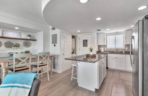 Holiday Isle Condo | Beach front - On the sand - Beautiful, renovated, clean - Sleeps 6.