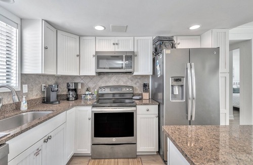 Holiday Isle Condo | Beach front - On the sand - Beautiful, renovated, clean - Sleeps 6.