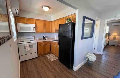 Palm Beach Shores Condo | Beach Gear, Dedicated Workspace, Snorkeling & Surfing