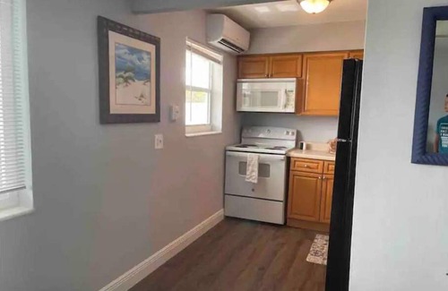 Palm Beach Shores Condo | Beach Gear, Dedicated Workspace, Snorkeling & Surfing