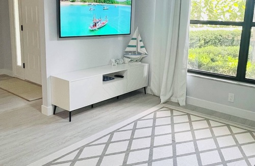 West Bradenton House | BEACH GETAWAY - AMI Beaches, Jacuzzi