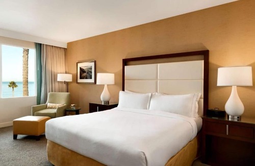 Carlsbad Hotel | Beach Getaway! Swimming Pool, Parking, Pets Allowed! Close to Flowers Field!