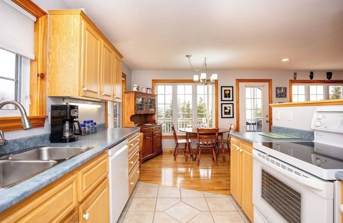 Anglo Rustico House | Beach Hill Cottage with Beautiful Water View