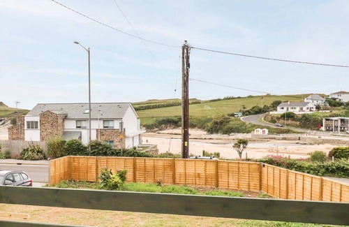 Porth House | BEACH HOUSE – 15 ALEXANDRA ROAD, pet friendly, with a garden in Porth